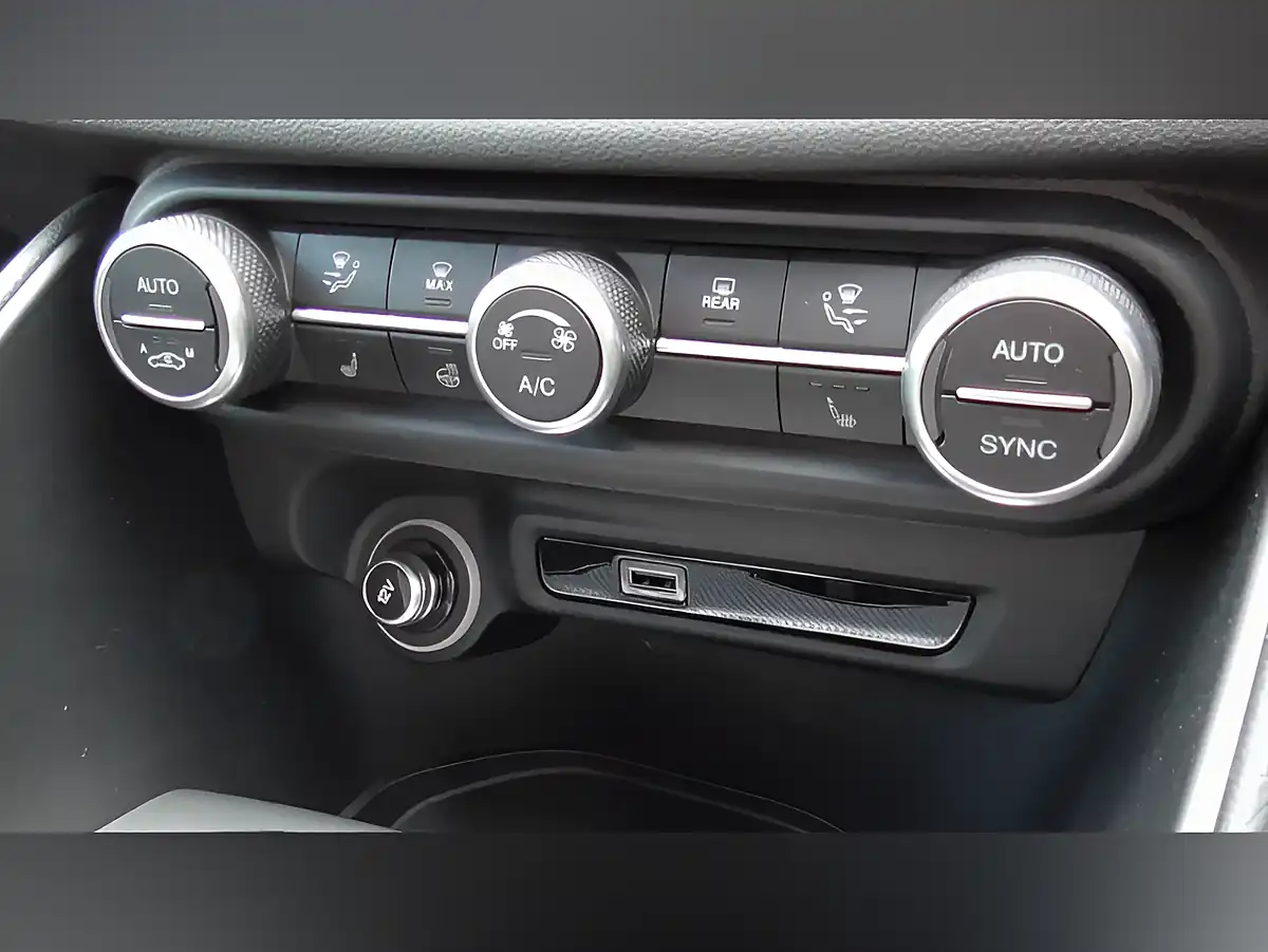 Used 2025 Alfa Romeo Giulia Veloce Black - Interior and Exterior details 20