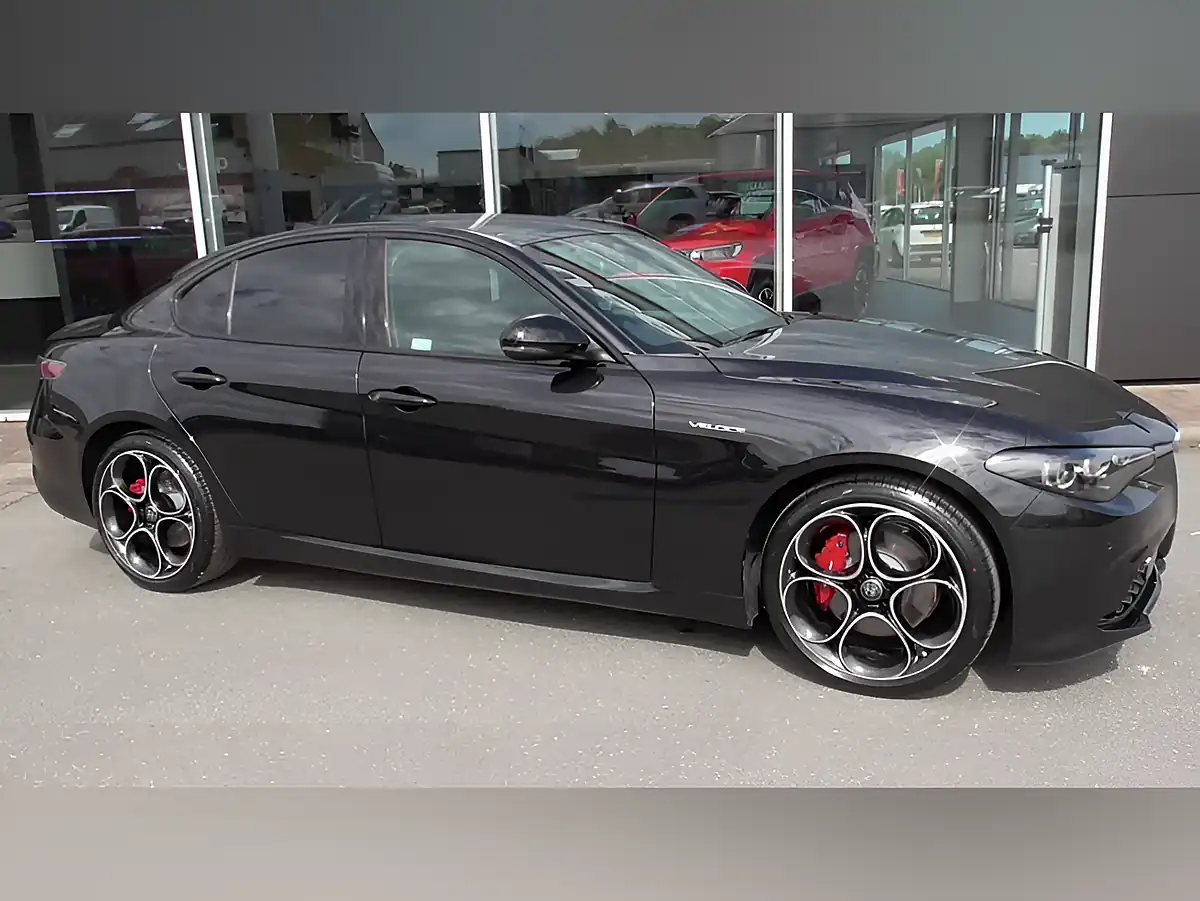 Used 2025 Alfa Romeo Giulia Veloce Black - Interior and Exterior details 4