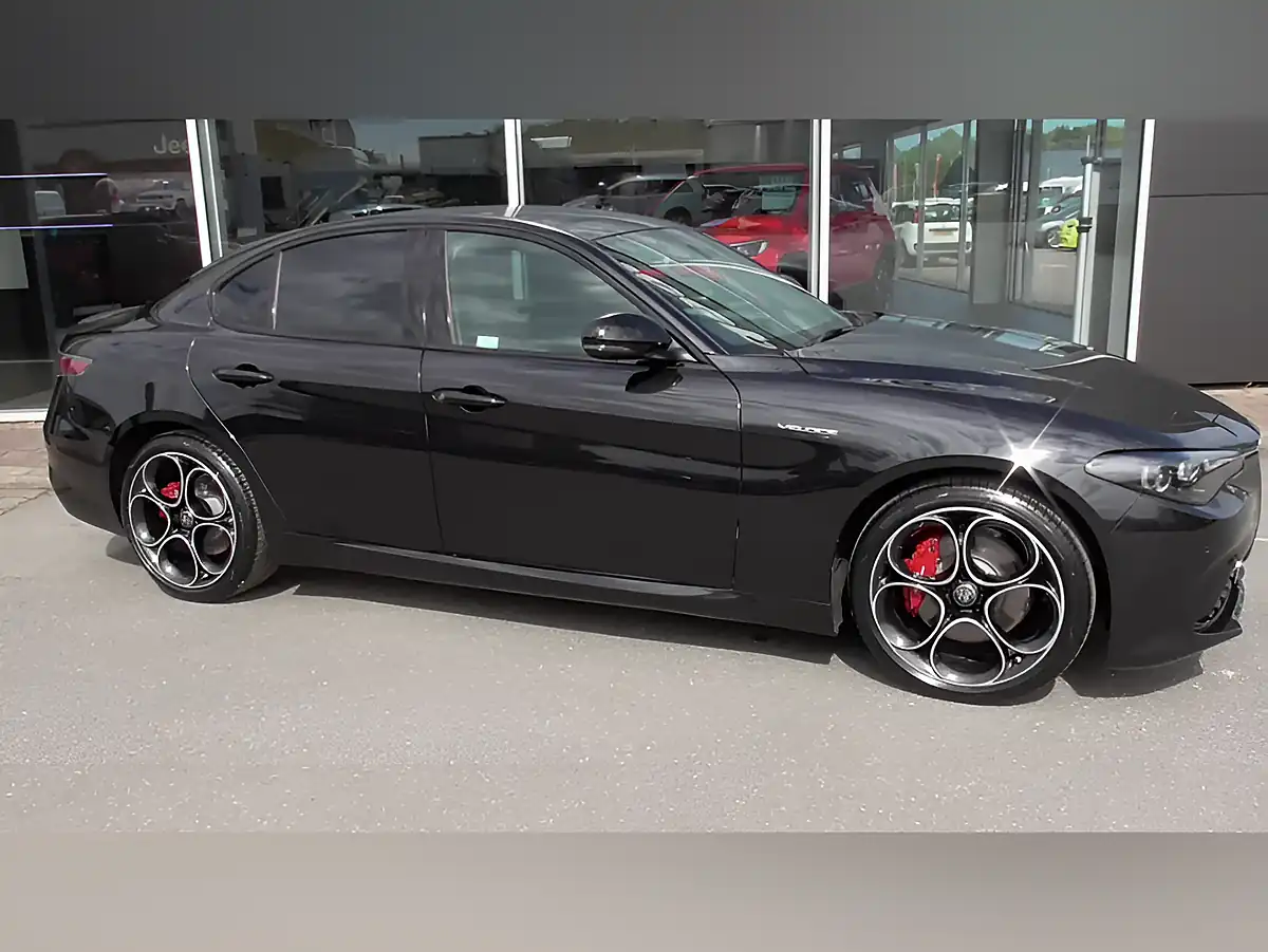 Used 2025 Alfa Romeo Giulia Veloce Black - Interior and Exterior details 5