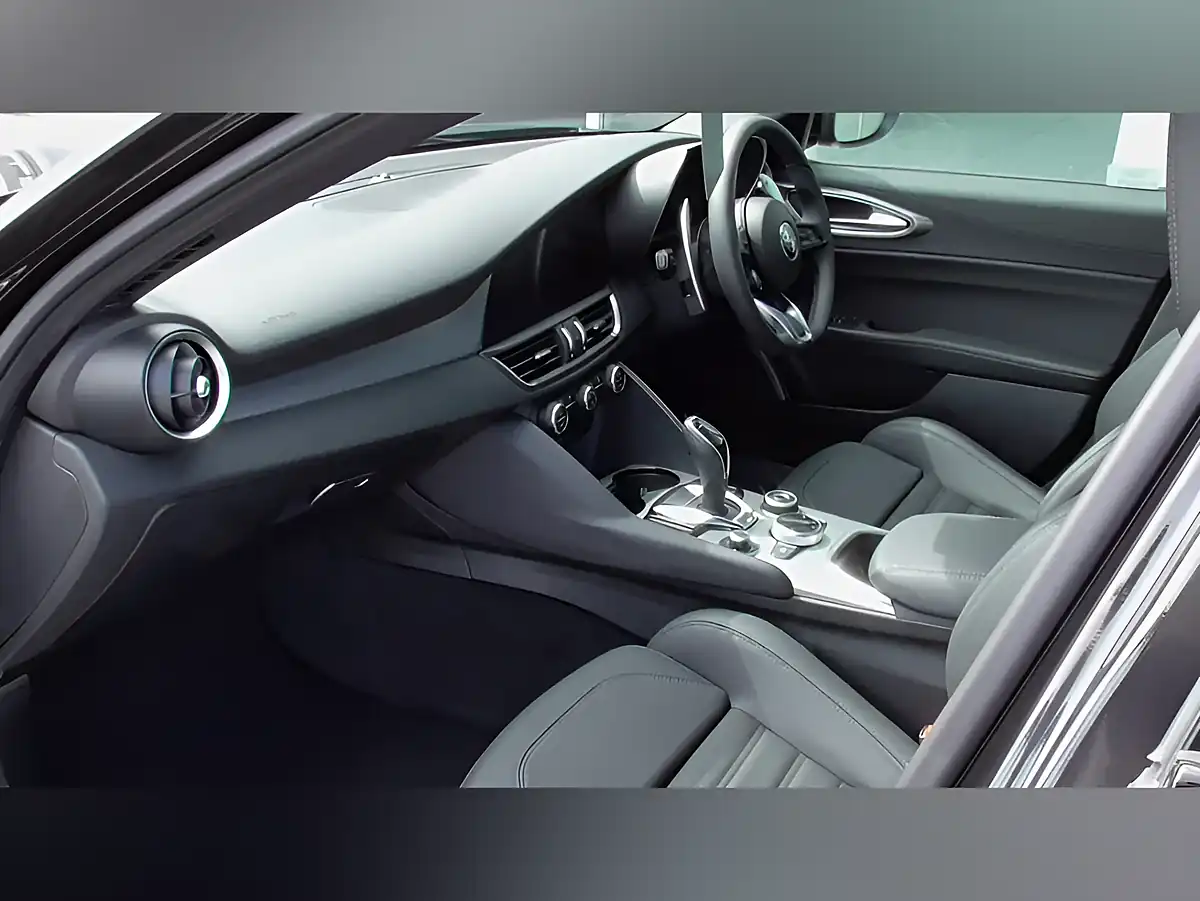 Used 2025 Alfa Romeo Giulia Veloce Black - Interior and Exterior details 7