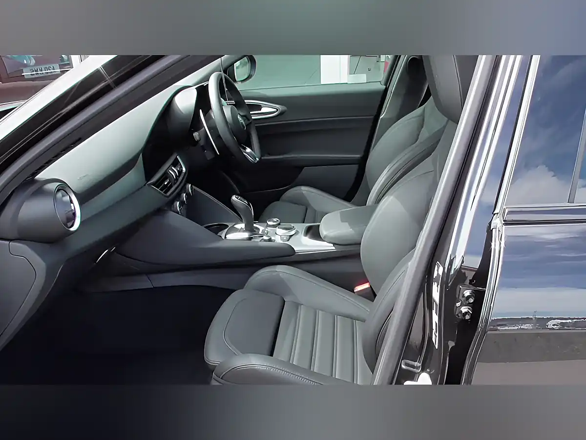 Used 2025 Alfa Romeo Giulia Veloce Black - Interior and Exterior details 9