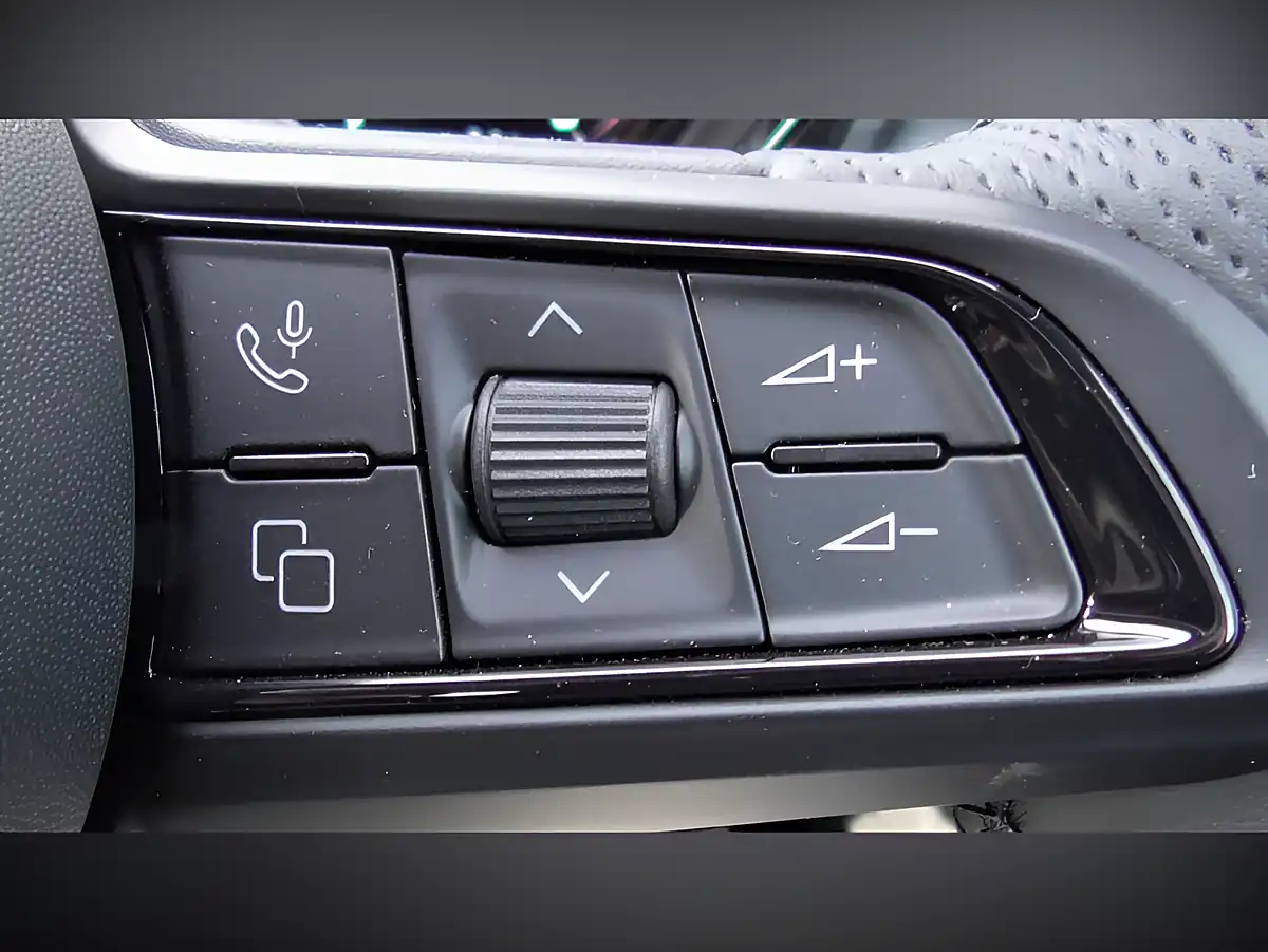 Used 2025 Alfa Romeo Tonale Veloce Green - Interior and Exterior details 10