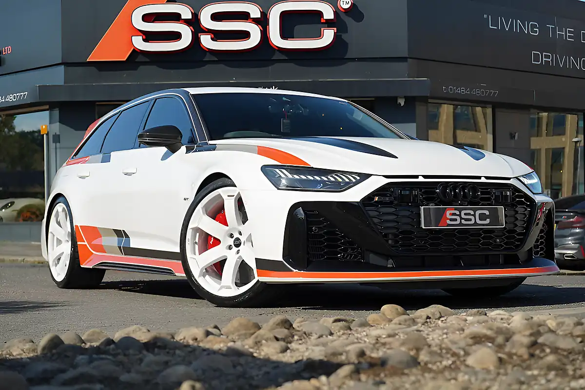 Used 2025 Audi RS6 Avant GT White - Front View