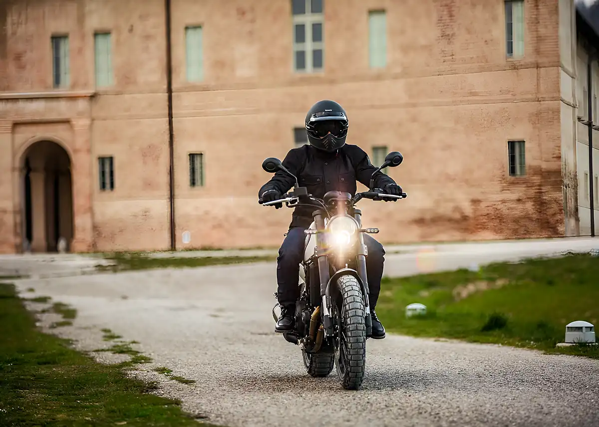 Used 2025 Benelli Leoncino 500 Trail Black - Interior and Exterior details 3