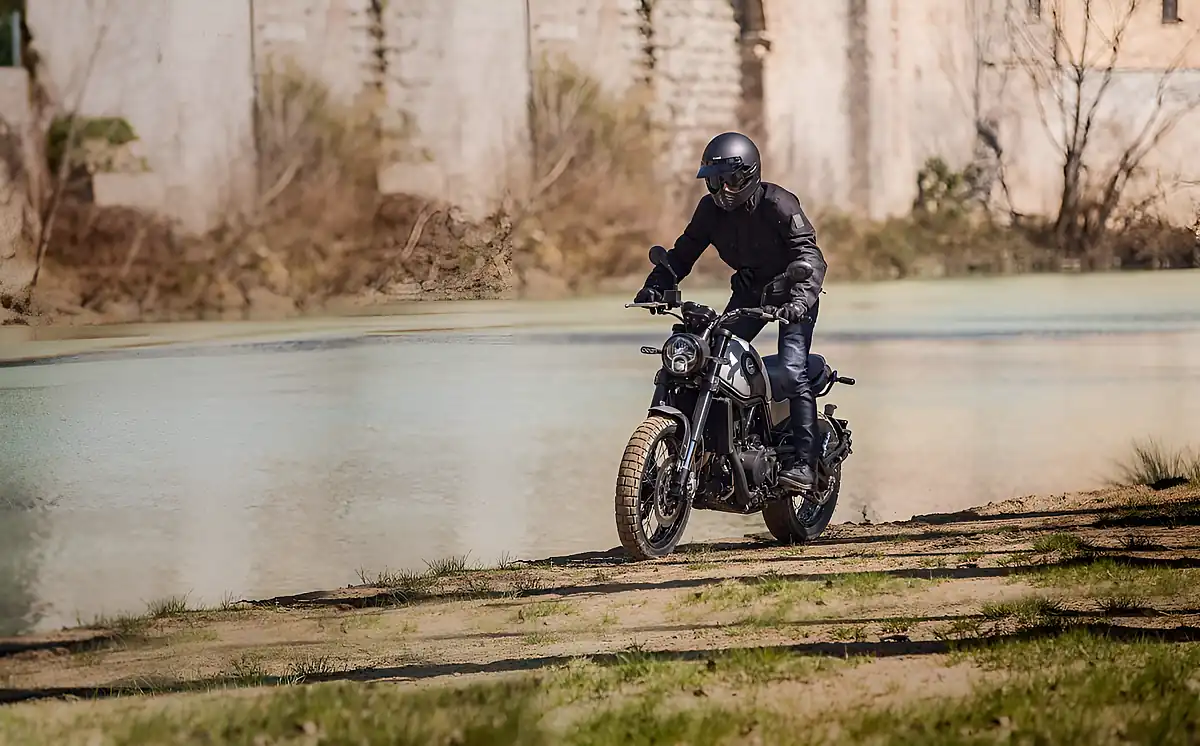 Used 2025 Benelli Leoncino 500 Trail Black - Interior and Exterior details 2