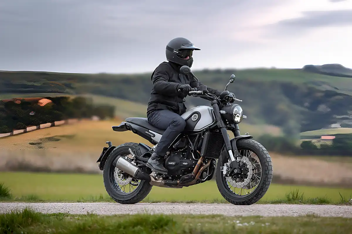 Used 2025 Benelli Leoncino 500 Trail Black - Interior and Exterior details 4
