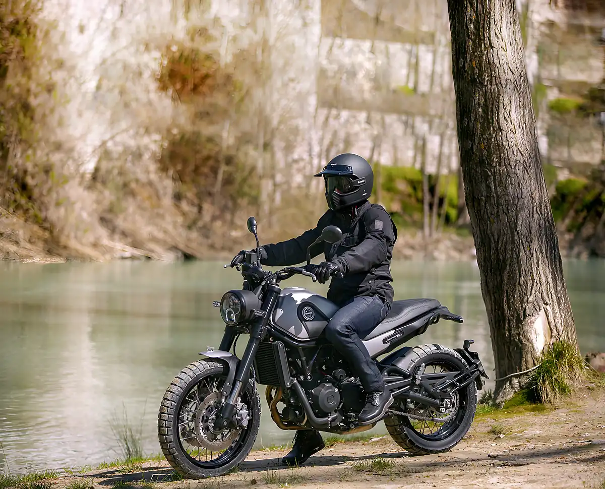 Used 2025 Benelli Leoncino 500 Trail Black - Interior and Exterior details 5