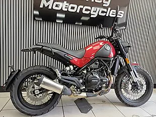 Used 2025 Benelli Leoncino 500 Trail Red - Interior and Exterior details 6