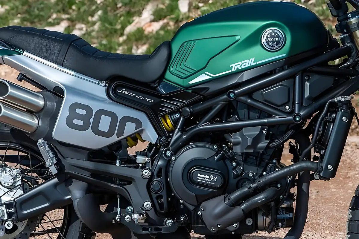 Used 2025 Benelli Leoncino 800 Trail Forest Green - Interior and Exterior details 8