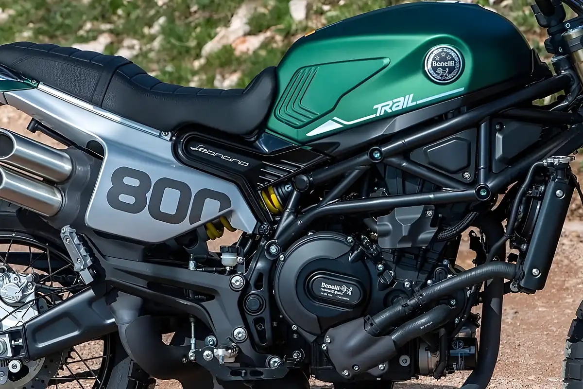 Used 2025 Benelli Leoncino 800 Trail Forest Green - Interior and Exterior details 8