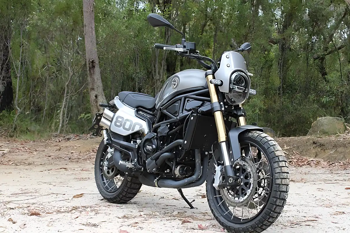 Used 2025 Benelli Leoncino 800 Trail Forest Green - Interior and Exterior details 7