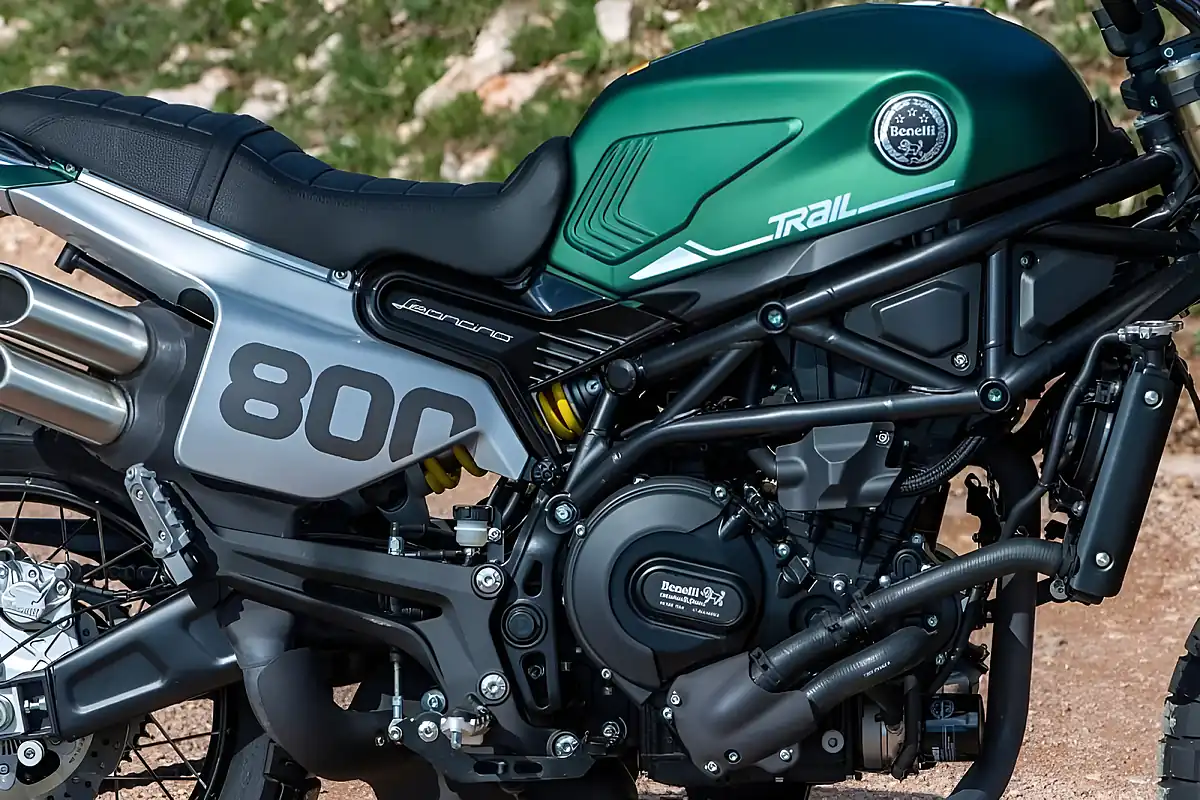 Used 2025 Benelli Leoncino 800 Trail Forest Green - Interior and Exterior details 8