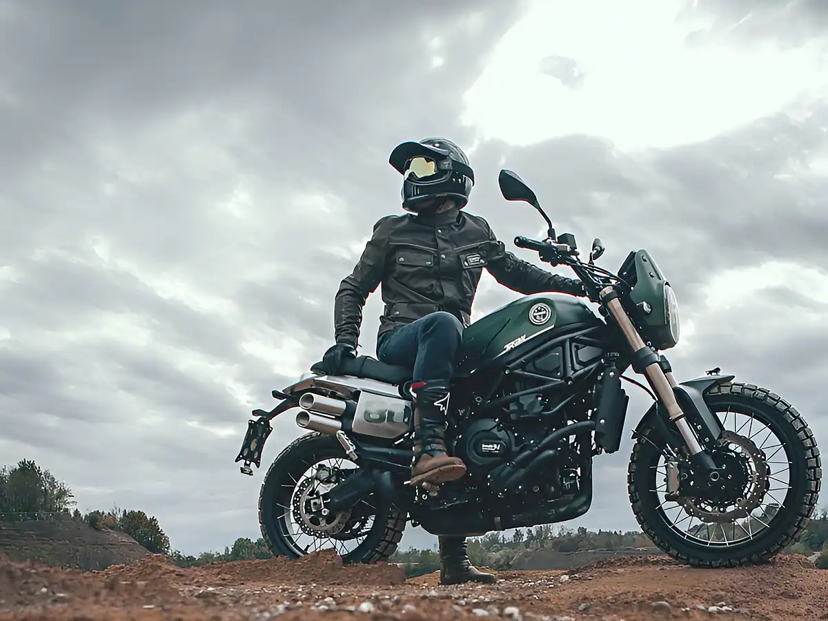 Used 2025 Benelli Leoncino 800 Trail Forest Green - Interior and Exterior details 12
