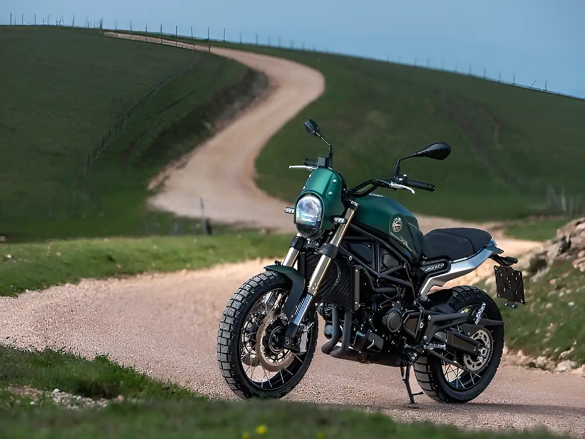 Used 2025 Benelli Leoncino 800 Trail Forest Green - Interior and Exterior details 6