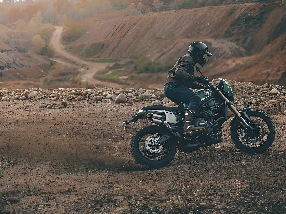 Used 2025 Benelli Leoncino 800 Trail Forest Green - Interior and Exterior details 10