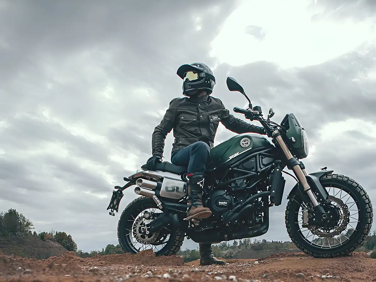 Used 2025 Benelli Leoncino 800 Trail Forest Green - Interior and Exterior details 12