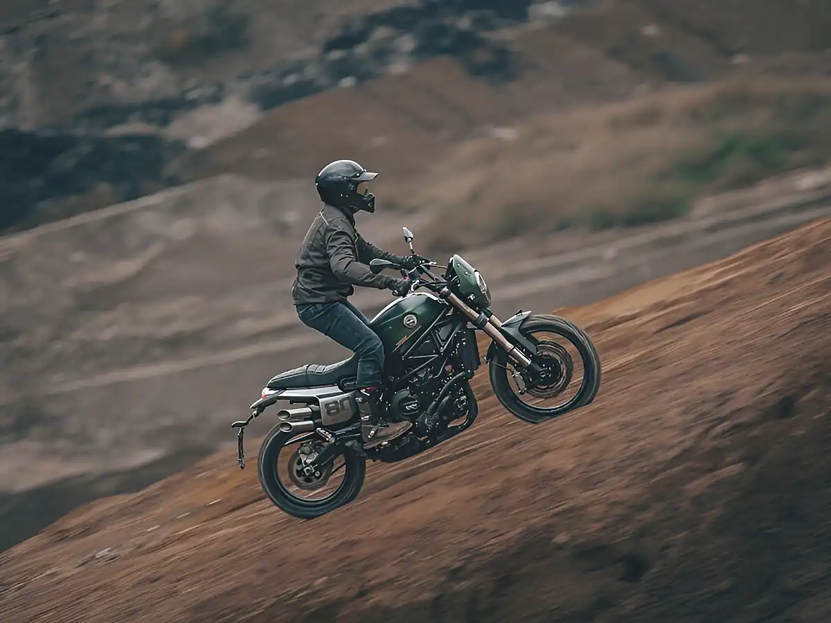 Used 2025 Benelli Leoncino 800 Trail Forest Green - Interior and Exterior details 15