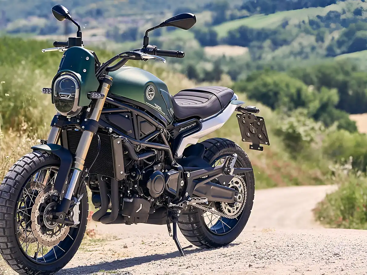 Used 2025 Benelli Leoncino 800 Trail Forest Green - Interior and Exterior details 5