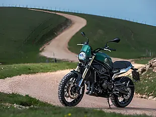 Used 2025 Benelli Leoncino 800 Trail Forest Green - Interior and Exterior details 6
