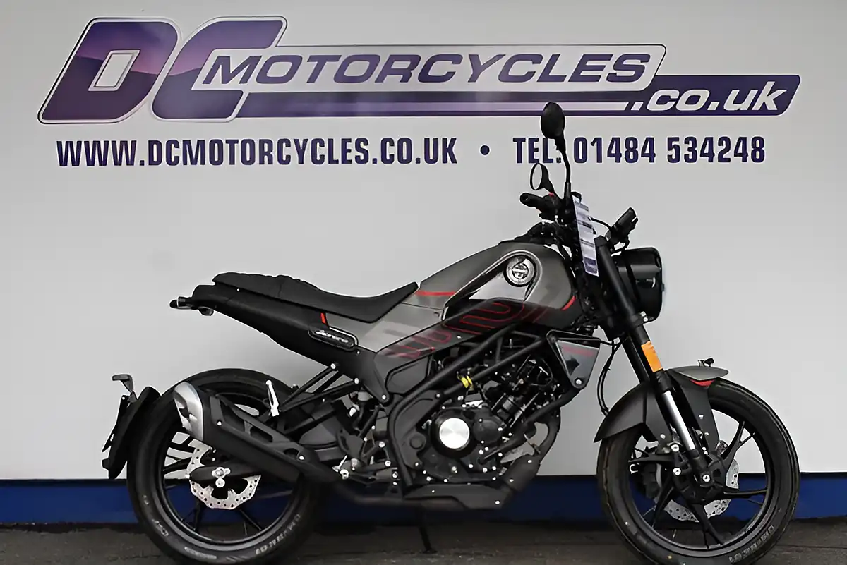 Used 2025 Benelli Leoncino Classic Retro Look Lava Red - Interior and Exterior details 2
