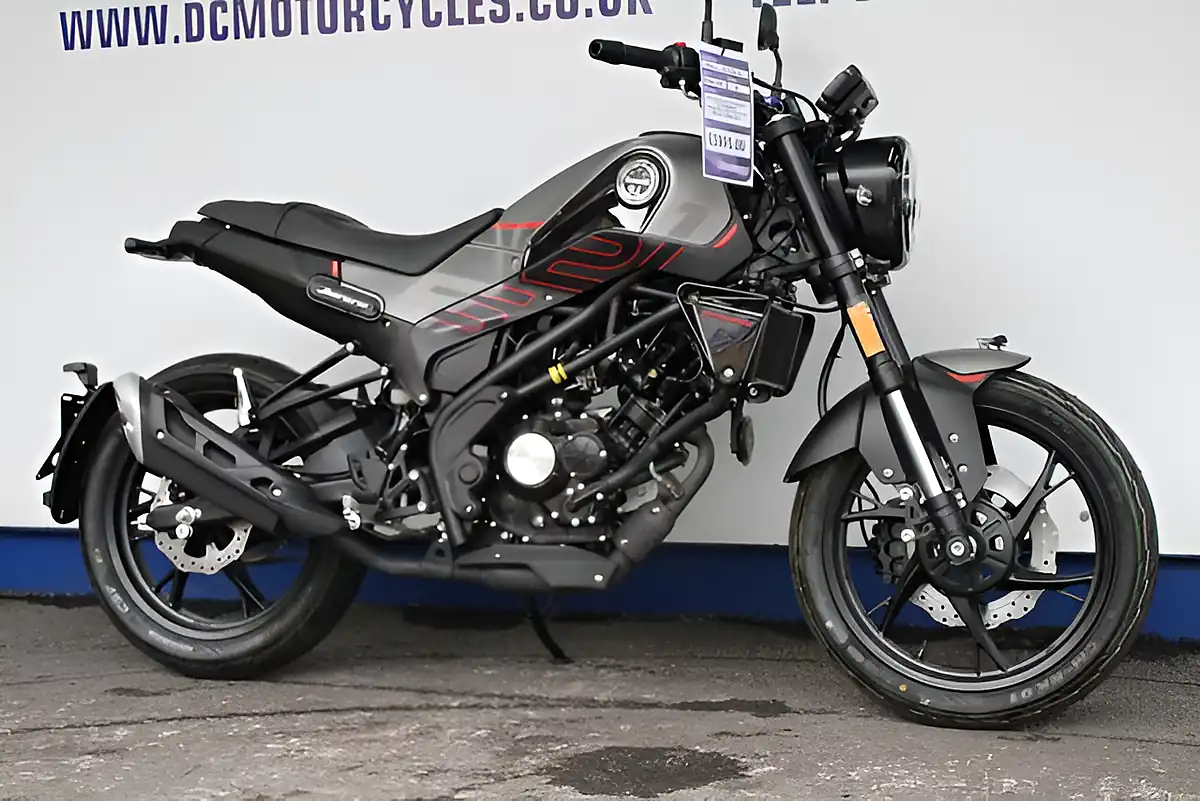 Used 2025 Benelli Leoncino Classic Retro Look Lava Red - Interior and Exterior details 5