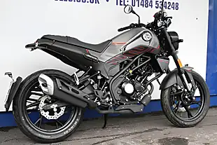 Used 2025 Benelli Leoncino Classic Retro Look Lava Red - Interior and Exterior details 6