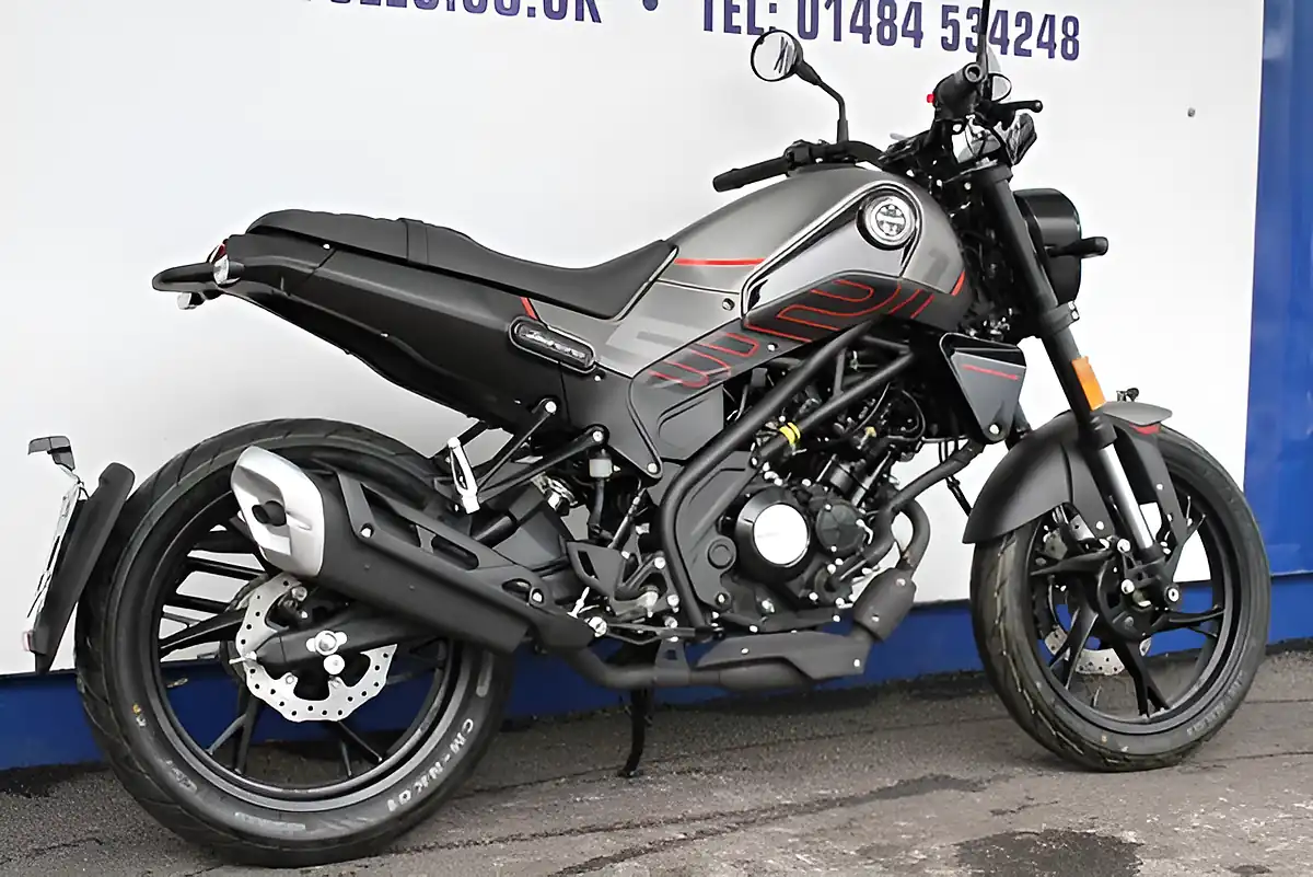Used 2025 Benelli Leoncino Classic Retro Look Lava Red - Interior and Exterior details 6