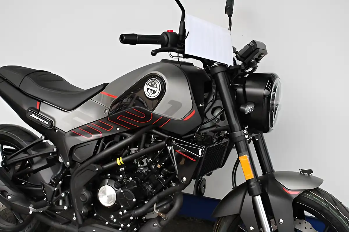 Used 2025 Benelli Leoncino Classic Retro Look Lava Red - Interior and Exterior details 7