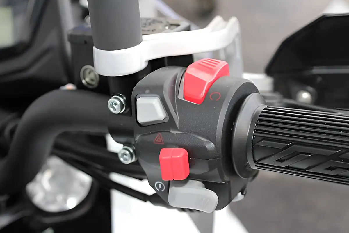 Used 2025 Benelli Trk 502 E4 White/Grey - Interior and Exterior details 10