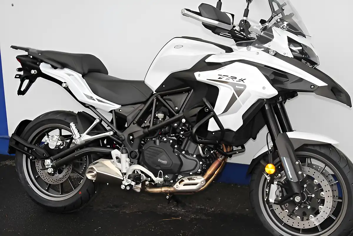 Used 2025 Benelli Trk 502 E4 White/Grey - Interior and Exterior details 4