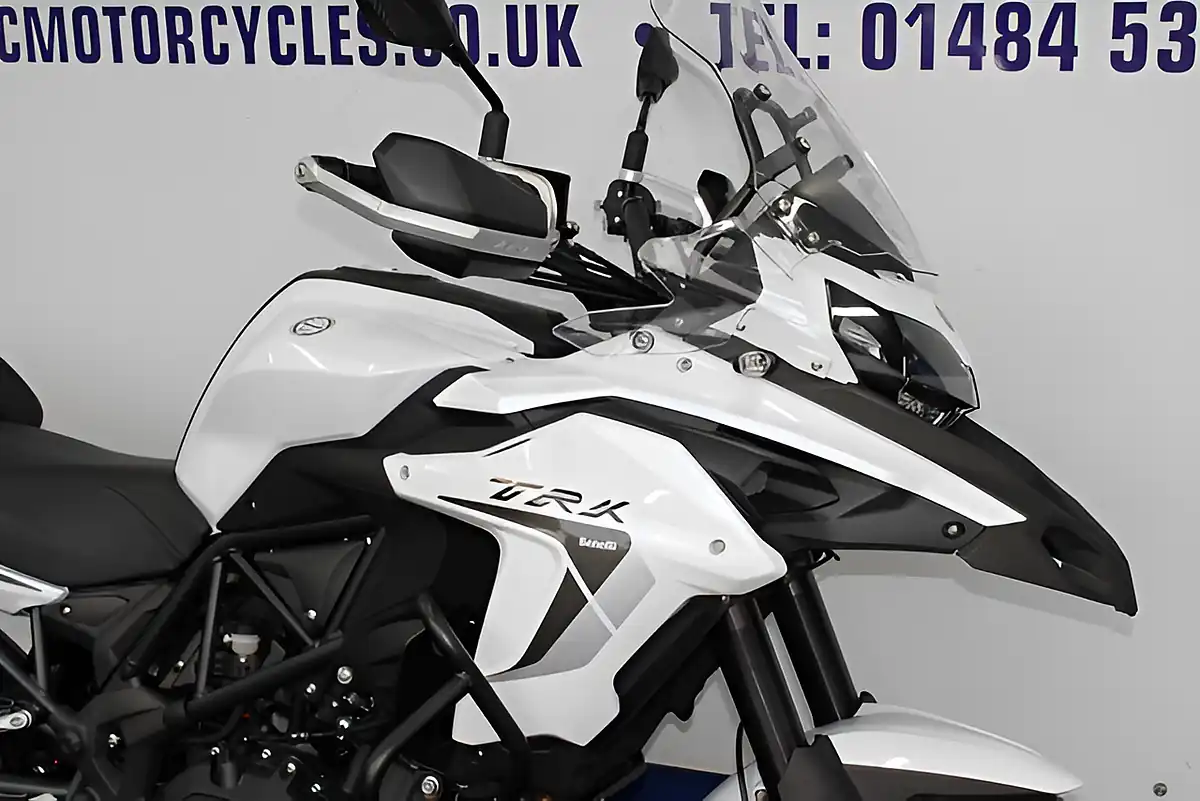 Used 2025 Benelli Trk 502 E4 White/Grey - Interior and Exterior details 6
