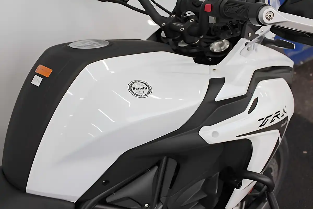 Used 2025 Benelli Trk 502 E4 White/Grey - Interior and Exterior details 8