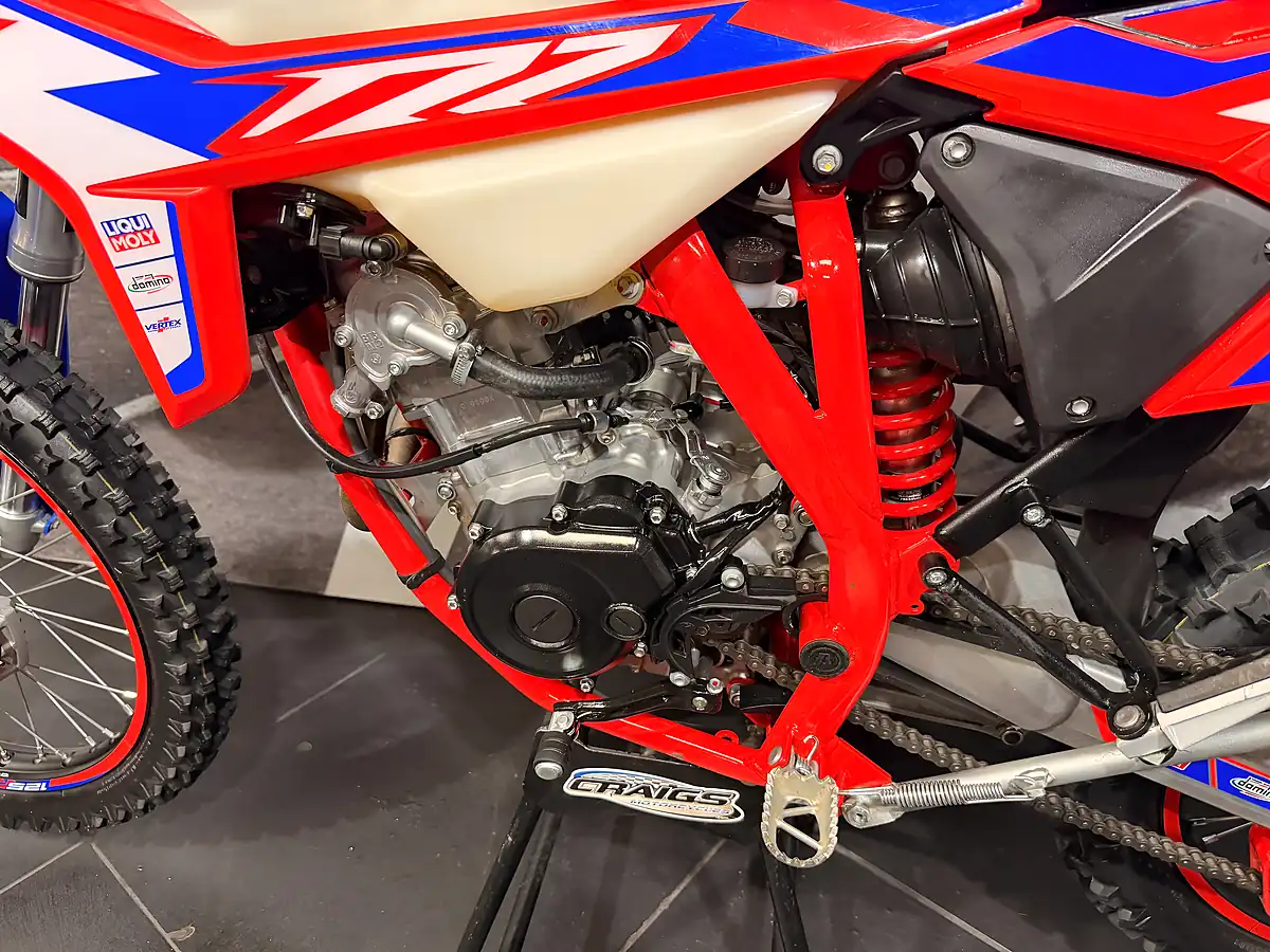 Used 2025 Beta Rr 4T 125 R Red - Interior and Exterior details 8