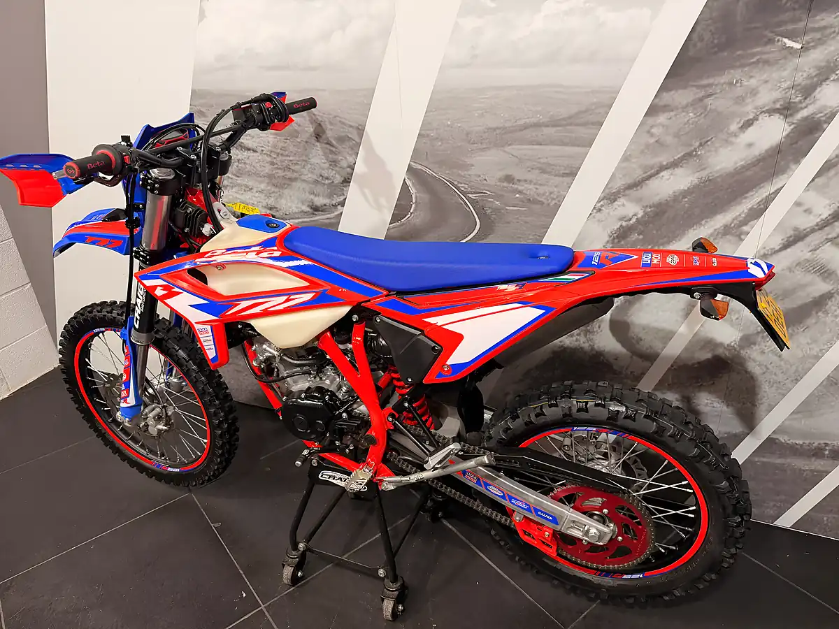 Used 2025 Beta Rr 4T 125 R Red - Interior and Exterior details 9