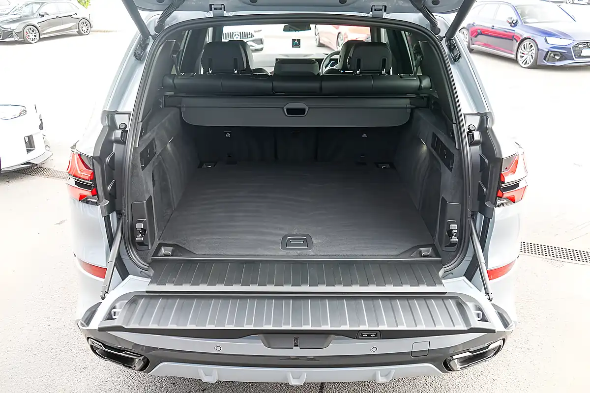 Used 2025 BMW X5 M Sport Brooklyn Grey - Interior and Exterior details 17