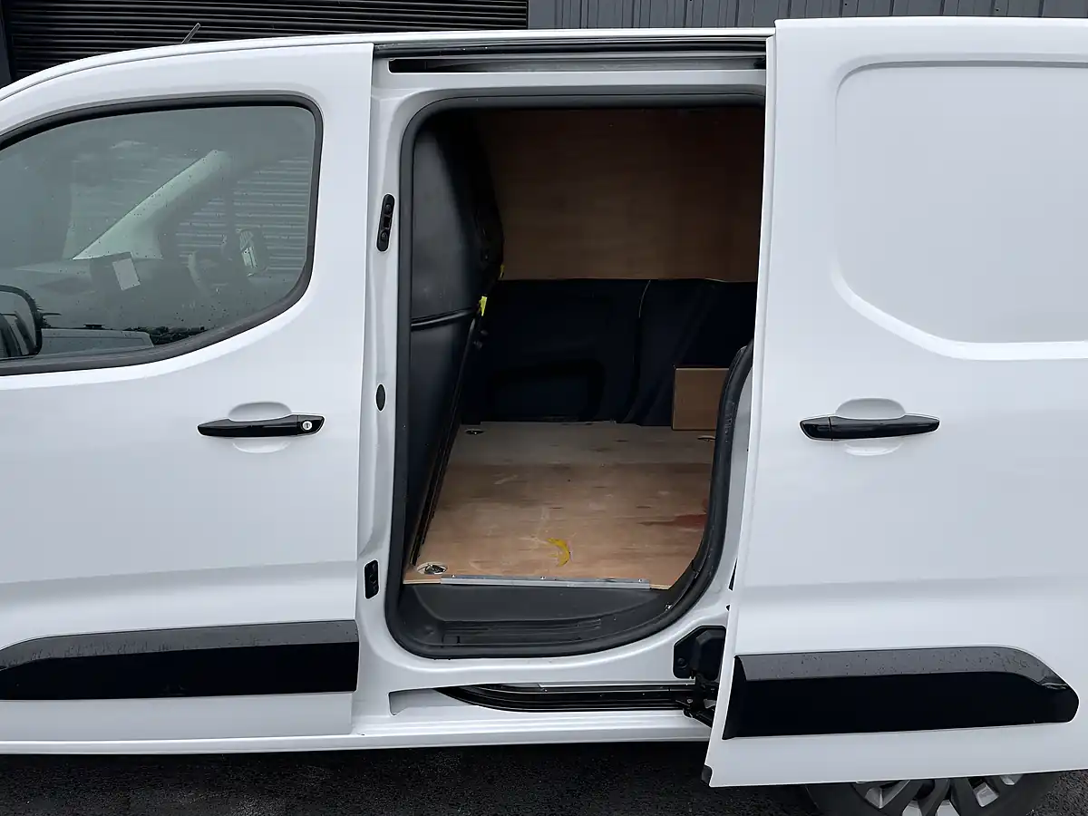 Used 2025 Citroen Berlingo Driver White - Interior and Exterior details 12