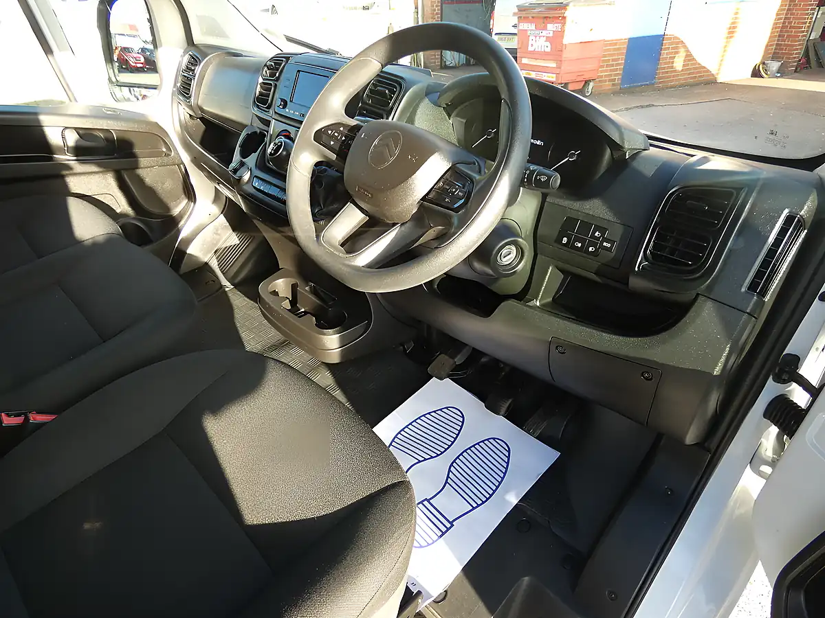 Used 2025 Citroen Relay Enterprise Icy White - Interior and Exterior details 14