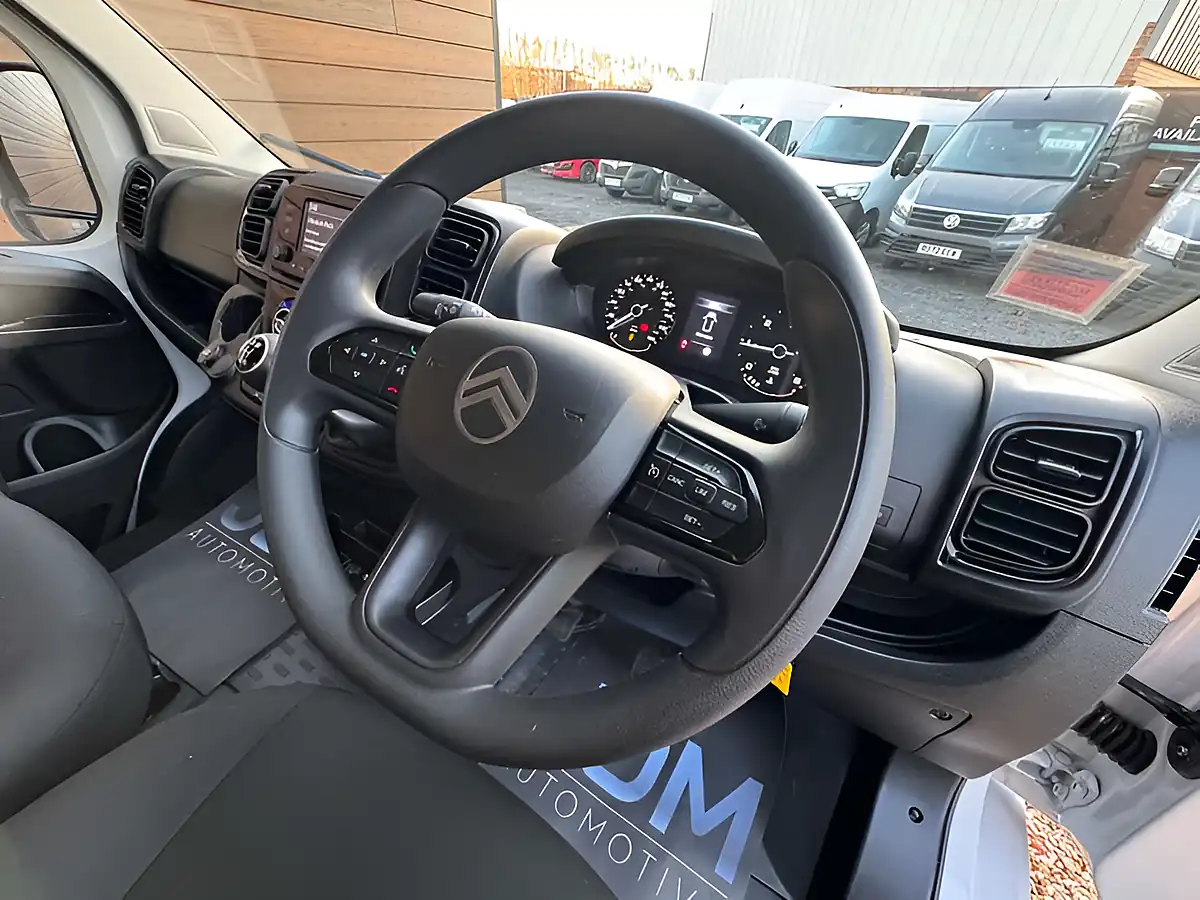 Used 2025 Citroen Relay Enterprise White - Interior and Exterior details 16