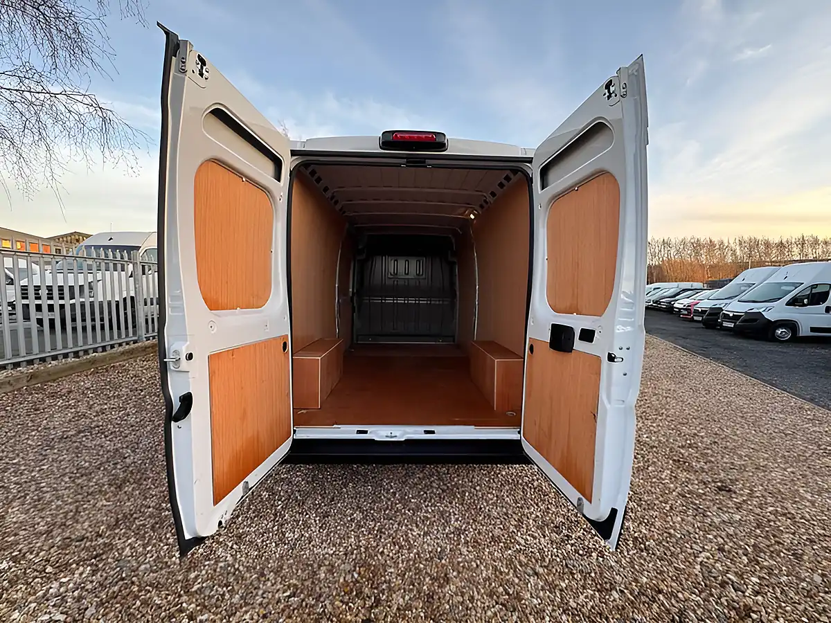 Used 2025 Citroen Relay Enterprise White - Interior and Exterior details 5