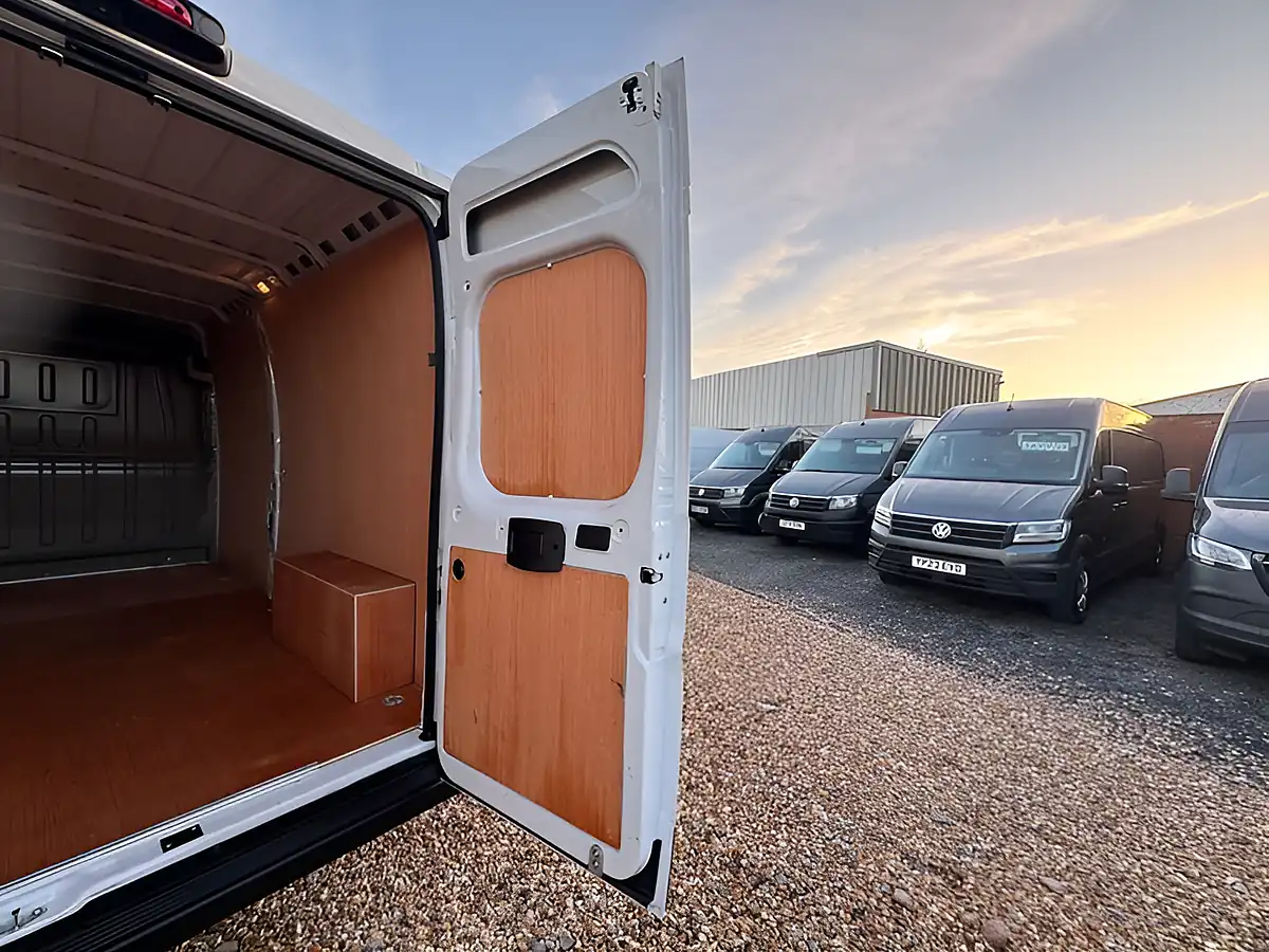 Used 2025 Citroen Relay Enterprise White - Interior and Exterior details 7