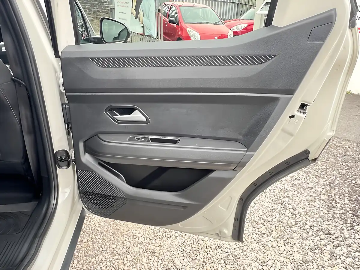 Used 2025 Dacia Duster Extreme Beige - Interior and Exterior details 15