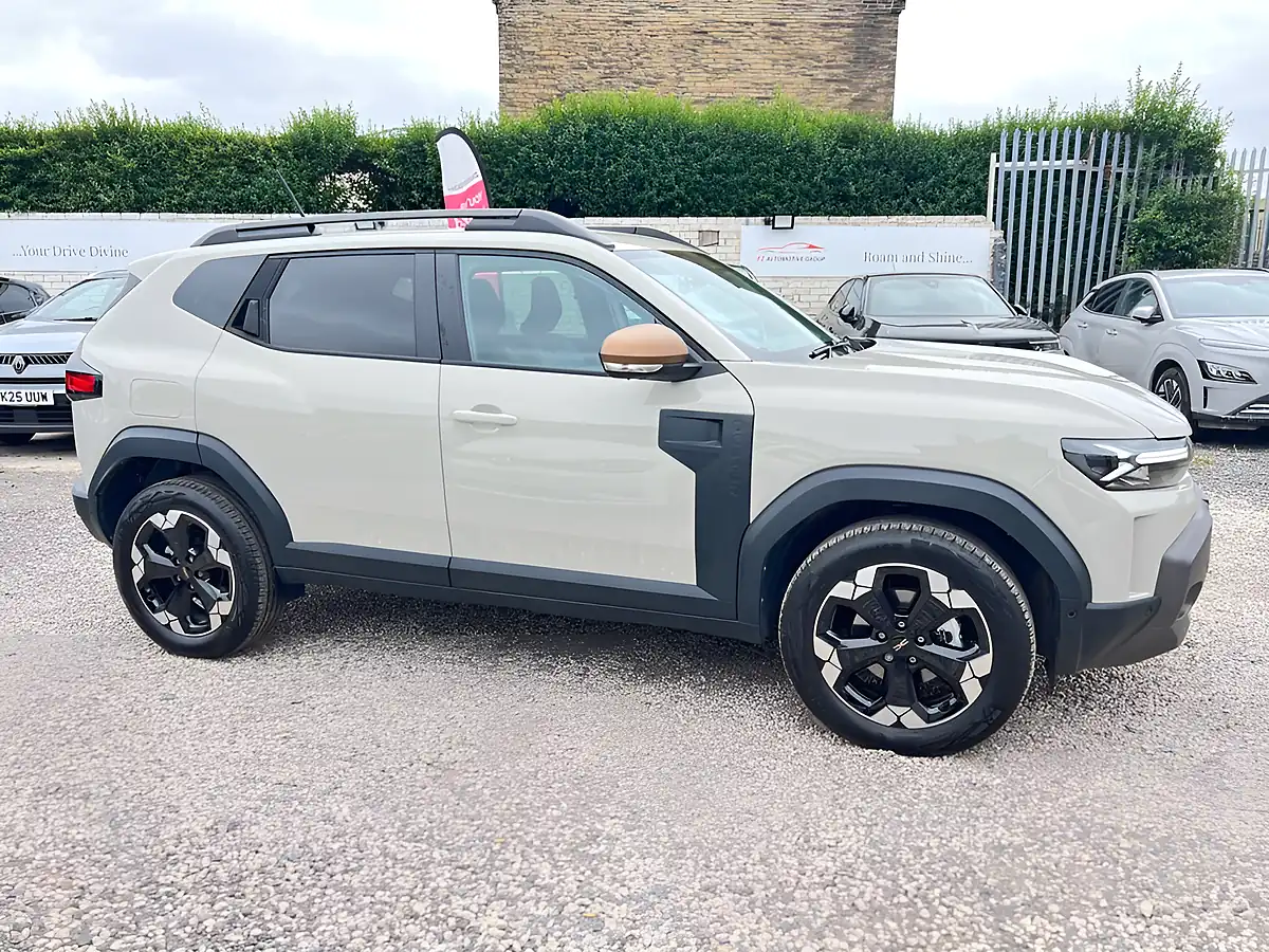Used 2025 Dacia Duster Extreme Beige - Interior and Exterior details 5