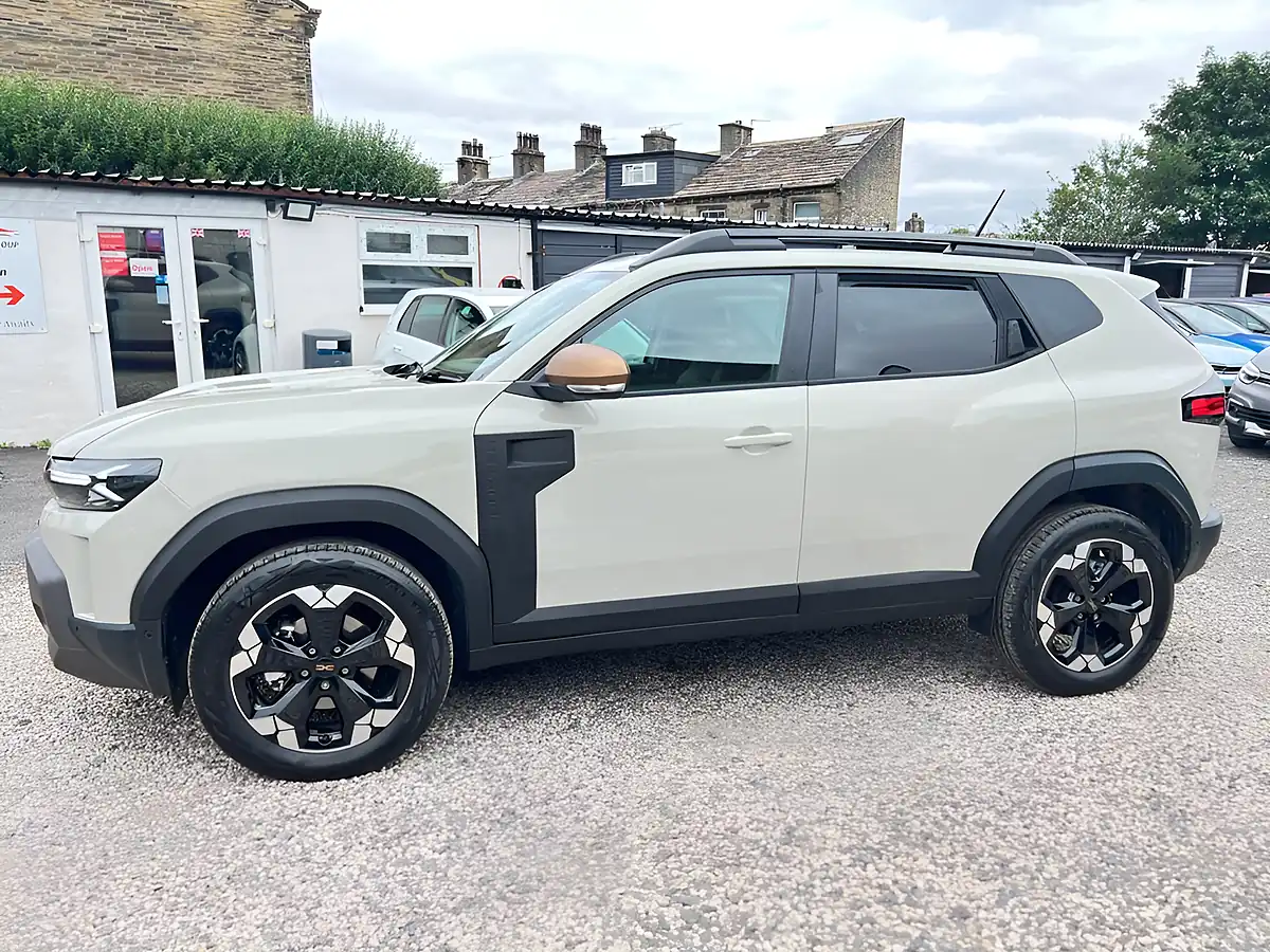 Used 2025 Dacia Duster Extreme Beige - Interior and Exterior details 6