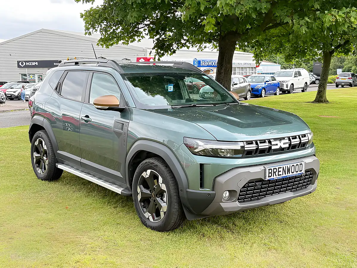Used 2025 Dacia Duster Extreme Cedar Green - Front View