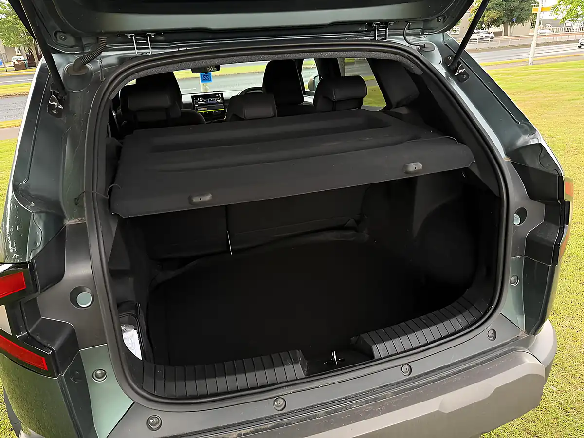 Used 2025 Dacia Duster Extreme Cedar Green - Interior and Exterior details 11