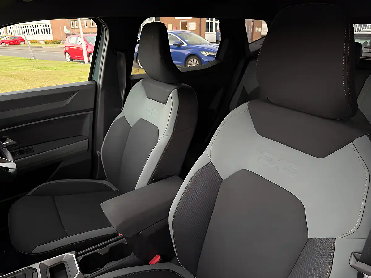 Used 2025 Dacia Duster Extreme Cedar Green - Interior and Exterior details 12