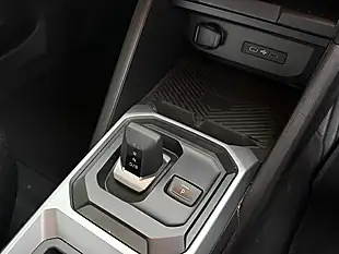 Used 2025 Dacia Duster Extreme Cedar Green - Interior and Exterior details 13