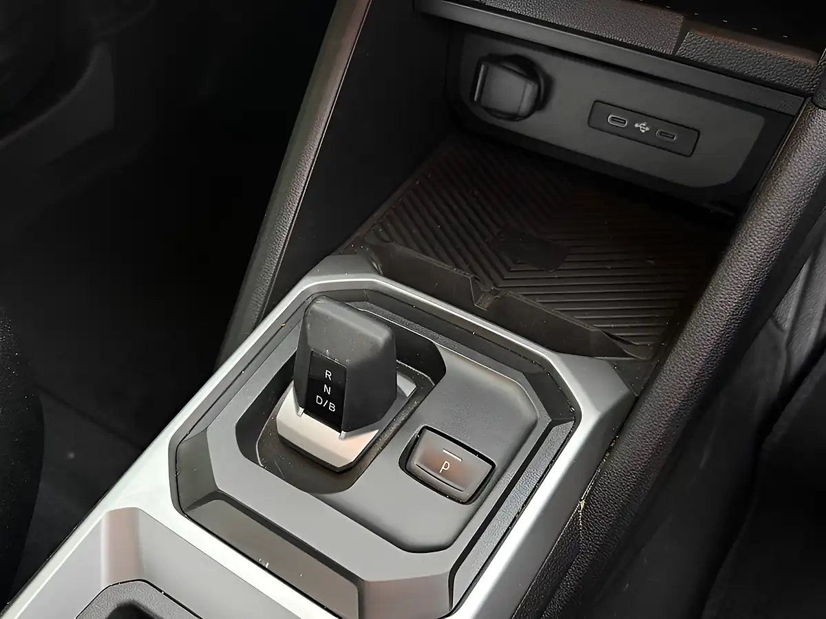 Used 2025 Dacia Duster Extreme Cedar Green - Interior and Exterior details 13