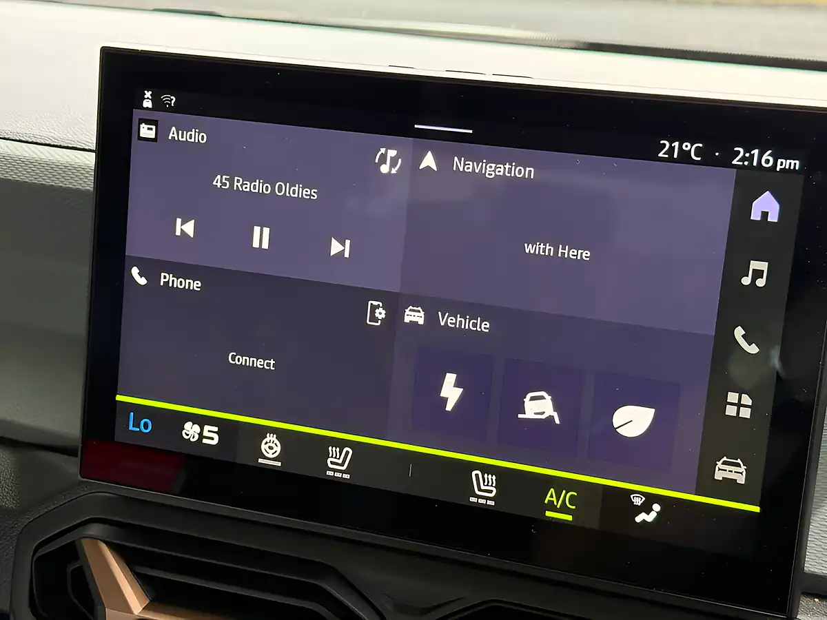 Used 2025 Dacia Duster Extreme Cedar Green - Interior and Exterior details 14