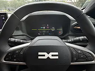 Used 2025 Dacia Duster Extreme Cedar Green - Interior and Exterior details 16